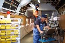 Handwerker beim Innenausbau eines ICE 1 Wagens